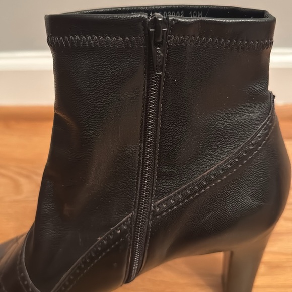 Franco Sarto heeled zip bootie. Size 10 with Oxford stitching detail. - Picture 4 of 7